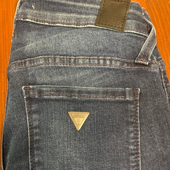 NWT Guess Mid Rise Skinny Jeans In A Size 24. - Picture 7 of 7